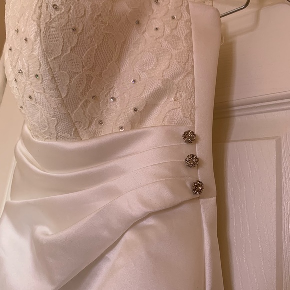 Beautiful Wedding Dress - Picture 3 of 16